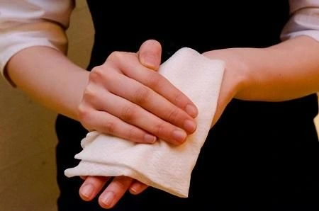 Khăn lau mô ướt thêm màu vào dịch vụ khách sạn